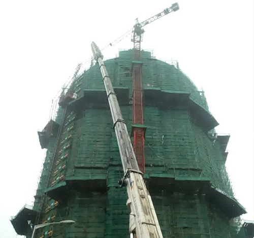 呼和浩特市吊车在工地上作业